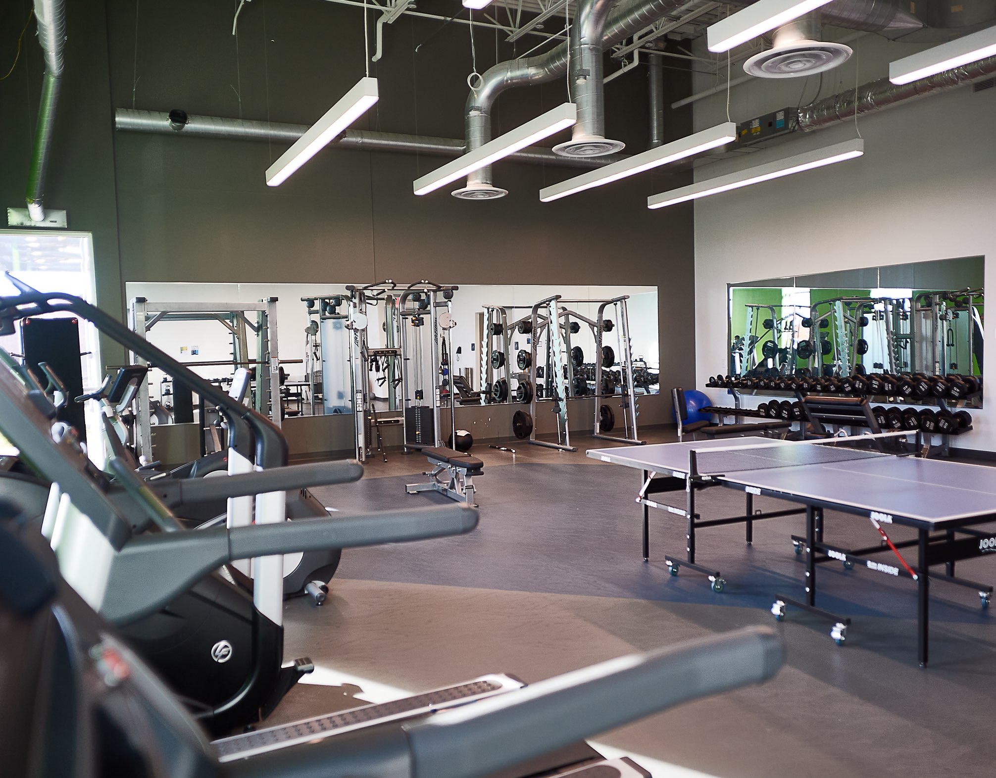 Fitness center at Zonatherm headquarters. We offer amenities such as a wellness room and other features.